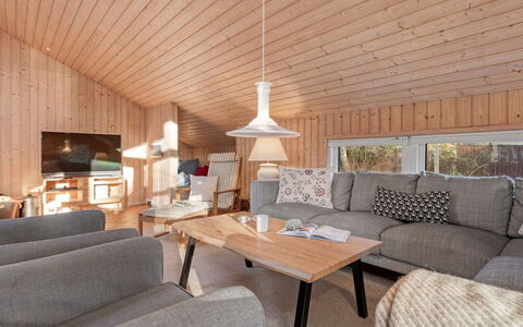 Hollie - 75M from the Sea: Mobilia, Legna, Interior Design, Pavimentazione, Pavimento, Sedia, Camera, Soffitto, Soggiorno, Appartamento