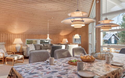 Hollie - 75M from the Sea: Mobilia, Legna, Interior Design, Pavimentazione, Pavimento, Sedia, Camera, Soffitto, Soggiorno, Appartamento
