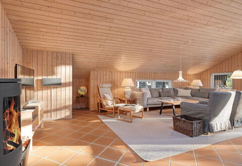 Hollie - 75M from the Sea: Interior Design, Pavimentazione, Mobilia, Pavimento, Legna, Soffitto, Pavimento In Legno, Divano, Soggiorno, Camera