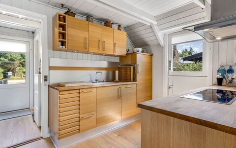 Albertina - 900M from the Sea: Cucina, Pavimentazione, Controsoffitto, Legna, Interior Design, Cabinetry, Pavimento, Apparecchio Major, Elettrodomestico Da Cucina, Soffitto