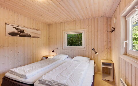 Yorick - 350M to the Fjord: Camera Da Letto, Letto, Legna, Lenzuolo, Soffitto, Bedding, Pavimento, Interior Design, Pavimentazione, Telaio Del Letto