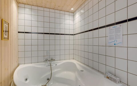 Yorick - 350M to the Fjord: Bagno, Vasca Da Bagno, Idraulico Fixture, Pavimentazione, Interior Design, Pavimento, Soffitto, Idraulico, Rubinetto, Camera