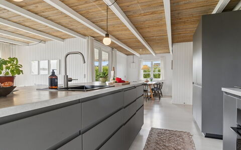 Bjarni - 180M from the Sea: Cucina, Controsoffitto, Cabinetry, Soffitto, Elettrodomestico Da Cucina, Latifoglie, Pavimento In Legno, Apparecchio Major, Plank, Pianta Della Casa