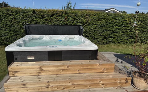 Bjarni - 180M from the Sea: Vasca Idromassaggio, Vasca Da Bagno, Latifoglie, Piscina, Backyard, Deck, Mobili Da Esterno, Idraulico Fixture, Terrazza