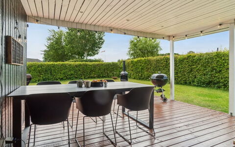 Bjarni - 180M from the Sea: Tetto, Casa, Casa, Villetta, Raccordo, Estate, Driveway, Edifici Giardino, Cortile, Capannone