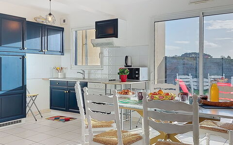 An Ty Porzh: Mobilia, Interior Design, Sedia, Pavimentazione, Cucina, Tavolo, Pavimento, Elettrodomestico Da Cucina, Soffitto, Cucina & Sala Da Pranzo Tavolo