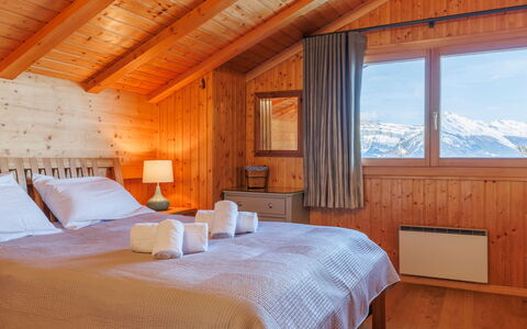 La Balance: Legna, Camera Da Letto, Letto, Casa, Lenzuolo, Mobilia, Bedding, Interior Design, Biancheria, Soffitto