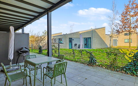 Apartment am See: Shade, Giardino, Cortile, Landscaping, Cortile, Backyard, Mobili Da Esterno, Illuminazione Diurna, Pianta Della Casa, Villa