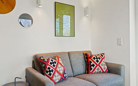 Apartment am See: Mobilia, Interior Design, Divano, Parete, Pavimentazione, Pavimento, Soggiorno, Camera, Legna, Casa