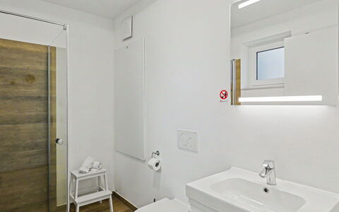 Apartment am See: Pavimentazione, Pavimento, Parete, Legna, Interior Design, Soffitto, Idraulico Fixture, Bagno, Idraulico, Gabinetto