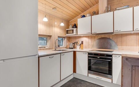 Garth - 50M from the Sea: Cucina, Legna, Elettrodomestico Da Cucina, Controsoffitto, Apparecchio Major, Interior Design, Soffitto, Pavimentazione, Cabinetry, Pavimento