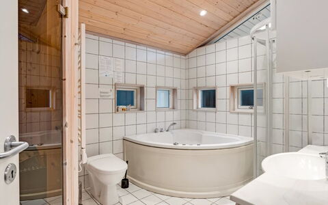 Garth - 50M from the Sea: Bagno, Idraulico Fixture, Interior Design, Pavimentazione, Pavimento, Soffitto, Vasca Da Bagno, Idraulico, Lavello, Rubinetto