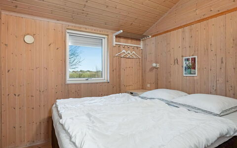 Garth - 50M from the Sea: Legna, Camera Da Letto, Soffitto, Casa, Latifoglie, Color Legno, Plank, Letto, Bedding, Telaio Del Letto