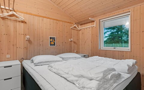 Garth - 50M from the Sea: Legna, Camera Da Letto, Letto, Soffitto, Casa, Bedding, Lenzuolo, Telaio Del Letto, Camera, Congelamento