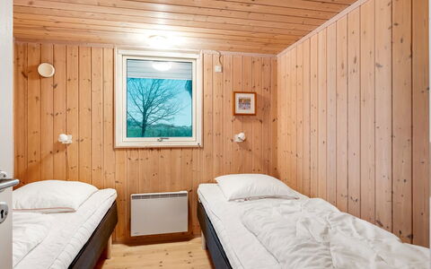 Garth - 50M from the Sea: Camera Da Letto, Letto, Legna, Lenzuolo, Bedding, Soffitto, Interior Design, Pavimento, Pavimentazione, Telaio Del Letto