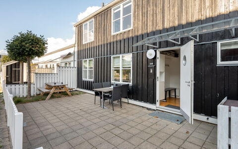 Fina - 10M from the Sea: Tetto, Casa, Porta, Villetta, Shade, Raccordo, Cortile, Estate, Backyard