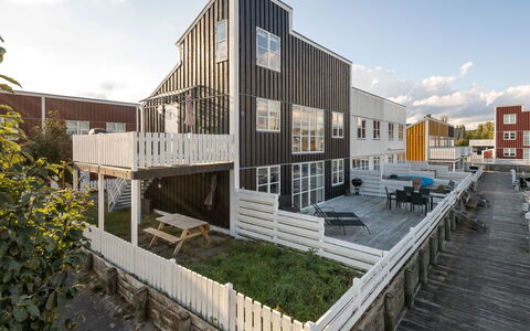 Fina - 10M from the Sea: Tetto, Casa, Porta, Villetta, Shade, Raccordo, Cortile, Estate, Backyard