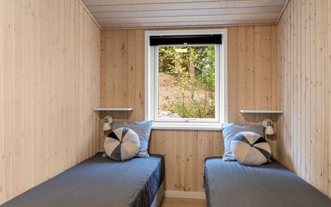 Peadda - 300M from the Sea: Legna, Pavimentazione, Pavimento, Interior Design, Soffitto, Camera, Camera Da Letto, Color Legno, Latifoglie, Letto