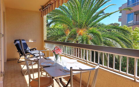 L'Iris: Mobilia, Sedia, Appartamento, Balcone, Mobili Da Esterno, Color Legno, Shade, Eco Hotel, Cucina & Sala Da Pranzo Tavolo, Ricorrere