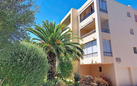 L'Iris: Zona Residenziale, Appartamento, Condominio, Balcone, Shade, Villa, Hotel