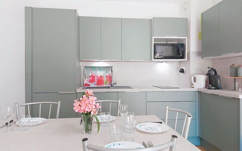 L'Iris: Mobilia, Cucina, Elettrodomestico Da Cucina, Interior Design, Controsoffitto, Apparecchio Major, Cabinetry, Pavimentazione, Illuminazione, Camera