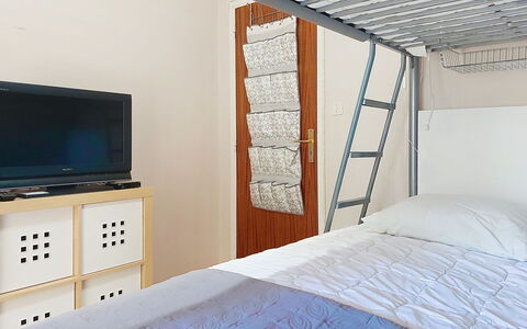 L'Iris: Mobilia, Letto, Bedding, Camera Da Letto, Lenzuolo, Interior Design, Legna, Biancheria, Pavimento, Camera