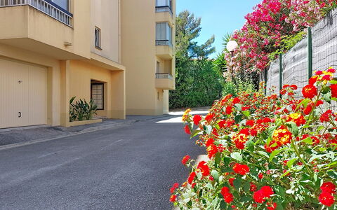 L'Iris: Zona Residenziale, Appartamento, Quartiere, Condominio, Balcone, Sobborgo, Driveway