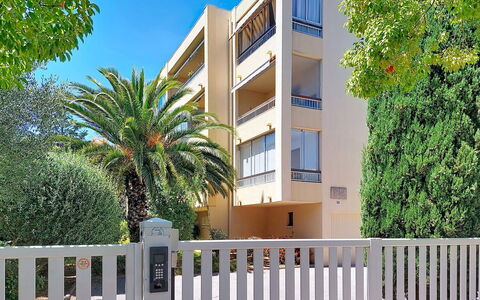 L'Iris: Zona Residenziale, Appartamento, Woody Impianto, Condominio, Shade, Estate, Landscaping, Driveway, Balcone