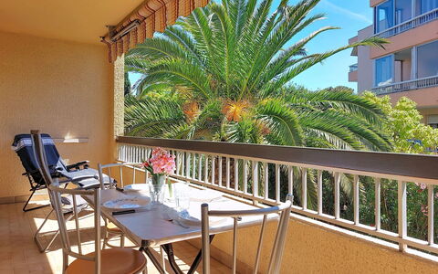 L'Iris: Mobilia, Balcone, Appartamento, Mobili Da Esterno, Sedia, Shade, Eco Hotel, Ricorrere, Color Legno
