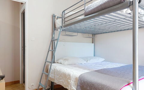 L'Iris: Letto, Camera Da Letto, Letto A Castello, Mobilia, Bedding, Pavimento, Lenzuolo, Interior Design, Pavimentazione, Telaio Del Letto