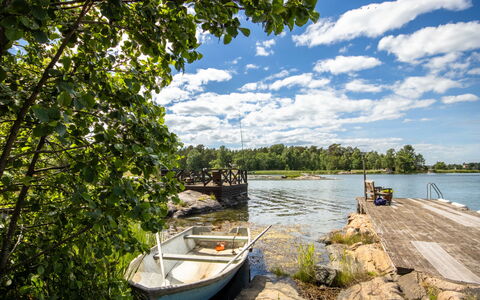 Skärgårdsdröm På Ön: Cielo, Blu, Acqua, Albero, Nube, Alveo, Estate, Waterway, Banca, Canale