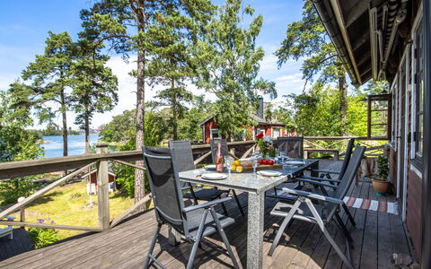 Skärgårdsdröm På Ön: Legna, Deck, Mobilia, Mobili Da Esterno, Portico, Sedia, Shade, Latifoglie, Tavolo Esterno, Ricorrere