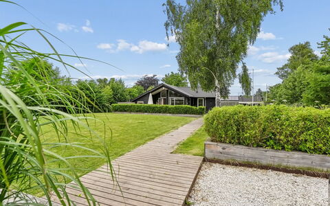 Galatia - 1.4Km from the Sea: Arbusto, Giardino, Casa, Groundcover, Villetta, Estate, Prato, Landscaping, Shade, Passerella