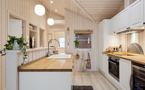 Galatia - 1.4Km from the Sea: Cucina, Interior Design, Controsoffitto, Pavimentazione, Legna, Lampada, Mobilia, Soffitto, Elettrodomestico Da Cucina, Pavimento