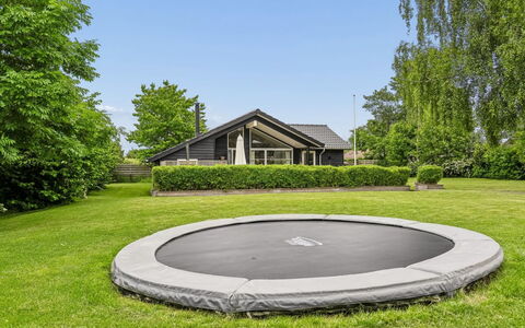 Galatia - 1.4Km from the Sea: Trampolino - Macchine E Materiali, Trampolino, Erba, Tempo Libero, Giardino, Trampolining, Prato, Shade, Landscaping, Cortile