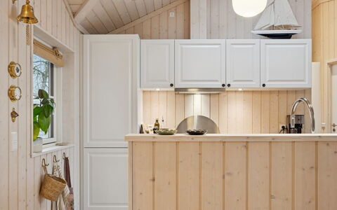 Galatia - 1.4Km from the Sea: Legna, Interior Design, Cucina, Pavimentazione, Mobilia, Controsoffitto, Pavimento, Cabinetry, Lampada, Soffitto