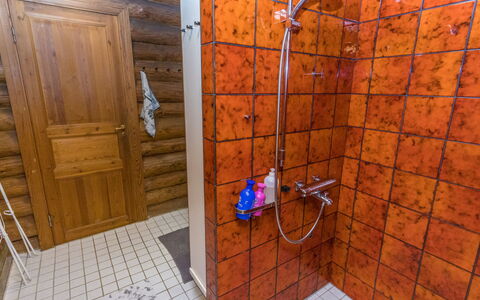 Hännänpää: Legna, Pavimentazione, Pavimento, Mobilia, Pavimento In Legno, Interior Design, Letto A Castello, Camera, Color Legno, Latifoglie