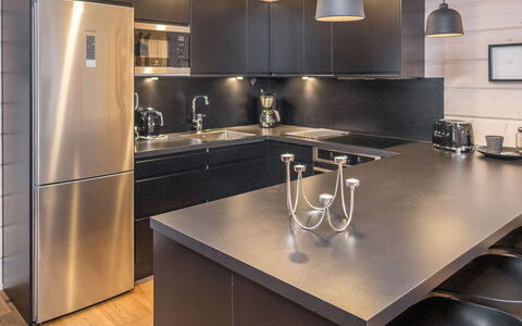 Tuppuvaara: Cucina, Controsoffitto, Elettrodomestico Da Cucina, Mobilia, Cabinetry, Interior Design, Legna, Pavimentazione, Apparecchio Major, Lampada