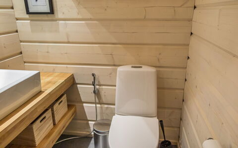Tuppuvaara: Toilet Seat, Pavimentazione, Legna, Gabinetto, Pavimento, Idraulico Fixture, Bagno, Idraulico, Pavimento In Legno, Color Legno