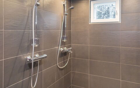 Tuppuvaara: Pavimentazione, Bagno, Idraulico Fixture, Pavimento, Soffione Doccia, Interior Design, Doccia, Idraulico, Doccia Bar, Materiale Composito
