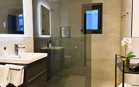 Glacier Loft Kitzsteinhorn 1: Bagno, Pavimentazione, Interior Design, Parete, Idraulico Fixture, Pavimento, Specchio, Mobiletto Del Bagno, Gabinetto, Idraulico