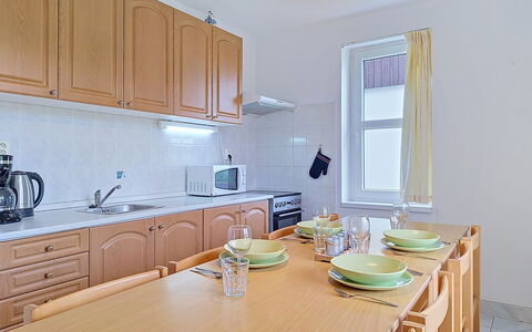 Green Valley Park Stárkov 15: Pavimentazione, Legna, Interior Design, Cucina, Apparecchio Major, Elettrodomestico Da Cucina, Pavimento, Soffitto, Controsoffitto, Mobilia