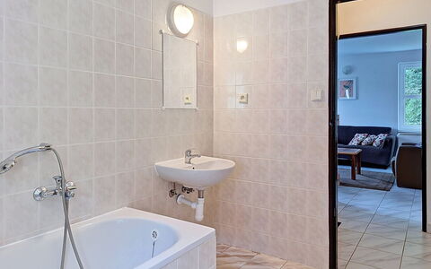 Green Valley Park Stárkov 15: Bagno, Idraulico Fixture, Pavimentazione, Parete, Pavimento, Interior Design, Idraulico, Lavandino Del Bagno, Rubinetto, Lavello