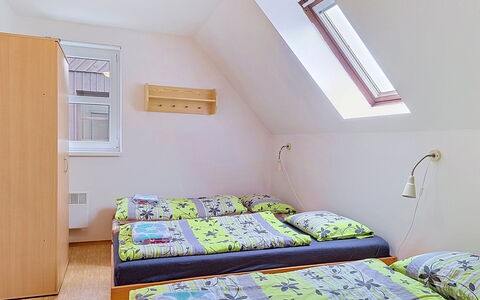 Green Valley Park Stárkov 15: Camera Da Letto, Letto, Bedding, Interior Design, Lenzuolo, Casa, Mobilia, Pavimento, Telaio Del Letto, Camera