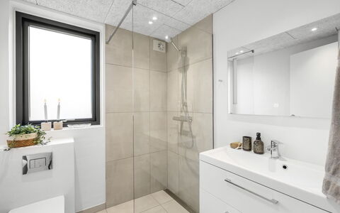 Damiana - 1.1Km from the Sea: Pavimentazione, Pavimento, Interior Design, Soffitto, Idraulico Fixture, Piastrella, Camera, Idraulico, Bagno, Lavello