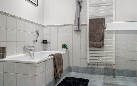 Elene - from the Sea: Pavimentazione, Idraulico Fixture, Pavimento, Interior Design, Bagno, Piastrella, Rubinetto, Idraulico, Vasca Da Bagno, Camera