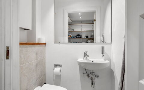Elene - from the Sea: Bagno, Idraulico Fixture, Parete, Interior Design, Pavimentazione, Lavello, Lavandino Del Bagno, Pavimento, Toilet Seat, Gabinetto