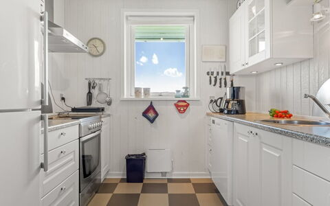 Answald - 250M from the Sea: Apparecchio Major, Elettrodomestico Da Cucina, Cucina, Pavimentazione, Pavimento, Interior Design, Elettrodomestico, Controsoffitto, Cabinetry, Camera