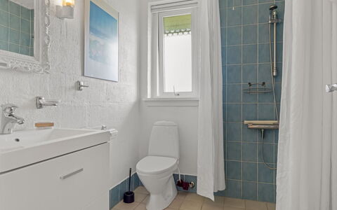 Answald - 250M from the Sea: Bagno, Idraulico Fixture, Lavandino Del Bagno, Parete, Pavimentazione, Interior Design, Pavimento, Lavello, Gabinetto, Toilet Seat