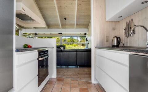 Erle - 990M from the Sea: Cucina, Controsoffitto, Elettrodomestico Da Cucina, Pavimentazione, Interior Design, Apparecchio Major, Legna, Pavimento, Mobilia, Cabinetry